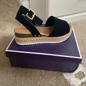NWB Top Moda Black Flatform Sandals Size 8.5!!!